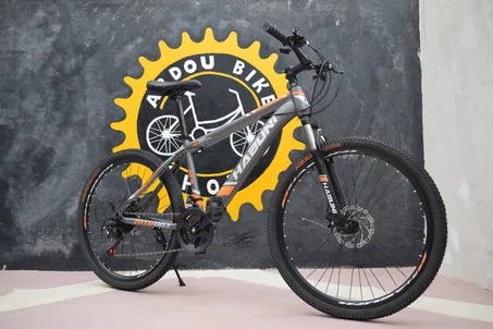 عروض خاصة بمناسبة نجاح الطلاب! 🎉 اكتشف الدراجة الهوائية الجديدة HABUNI MTB003 بعجلات الألمنيوم المتميزة والمتينة. مثالية للرحلات اليومية والمغامرات الجبلية.