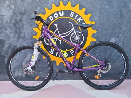 نقدّم لكم دراجة Bpro M350 الجبلية الأصلية المستوردة بلون أرجواني وأصفر مميز. مصنوعة بالكامل من الألمنيوم القوي والخفيف مثالية لعشاق المغامرات والطرقات الوعرة