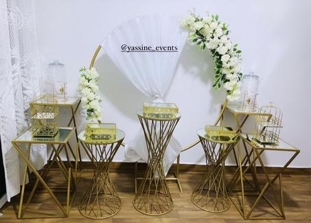 Quatre tables carrées, & Trois tables rondes & Cercles de fleurs & Accessoires & Transport & Installation