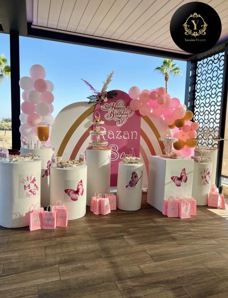 Buffet personnalisé & Trois panneaux personnalisés & Sachets personnalisés & Accessoires & Décoration de ballons & Installation & Transport