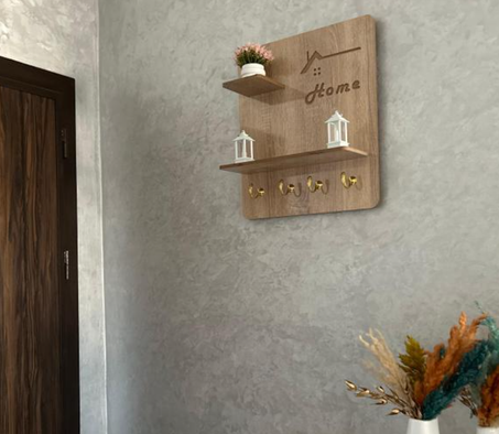 غطاء خشبي رايق للوحة الكهرباء ومعاه تعليقة مفاتيح.