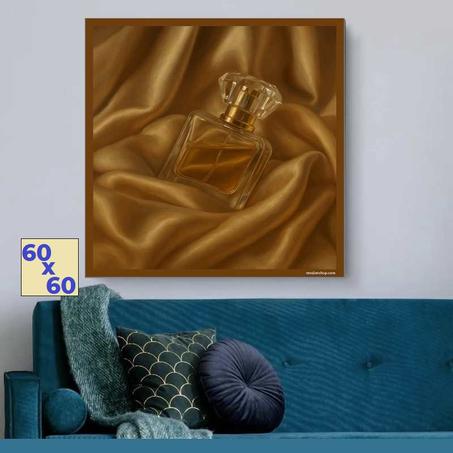 زجاجة عطر فاخر على حرير ذهبي