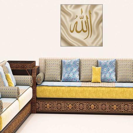أعظم كلمة بخط ذهبي على حرير