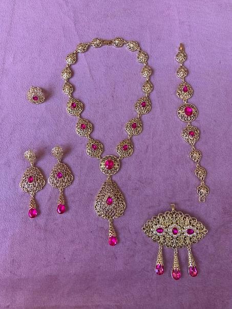 طاقم خاص بالحفلات التقليدية