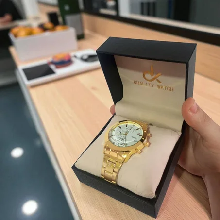 ساعة فاخرة مقاومة للماء.