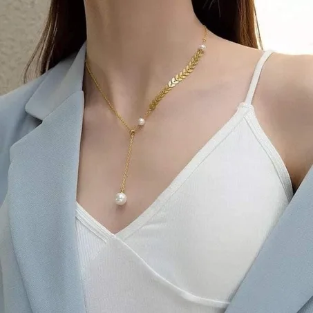 Collier avec pendentif en perle
