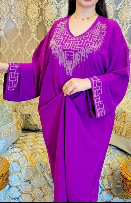 بيجامة طويلة نسائية ، مصنوعة من مواد ناعمة ومريحة، تتضمن تصميم أنيق ومريح