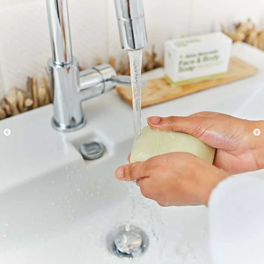 هل تعاني من جفاف البشرة بعد الاستحمام