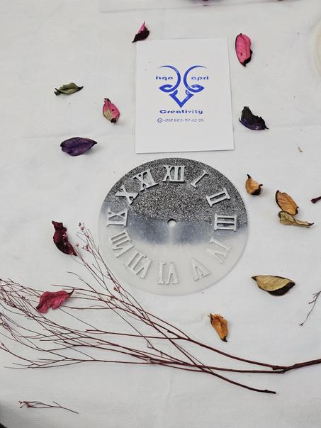 🕰️ Black Vintage Petals – بتلات الزمن السوداء