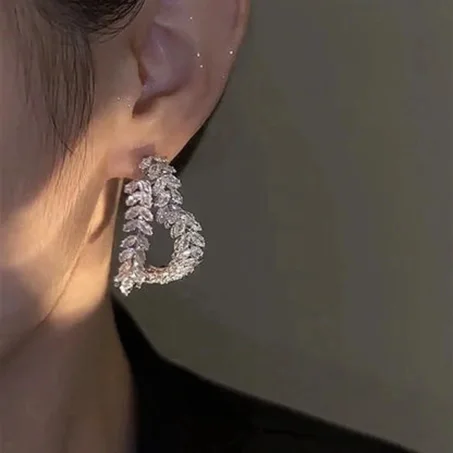 أقراط حلقية مرصعة على شكل قلب لامع