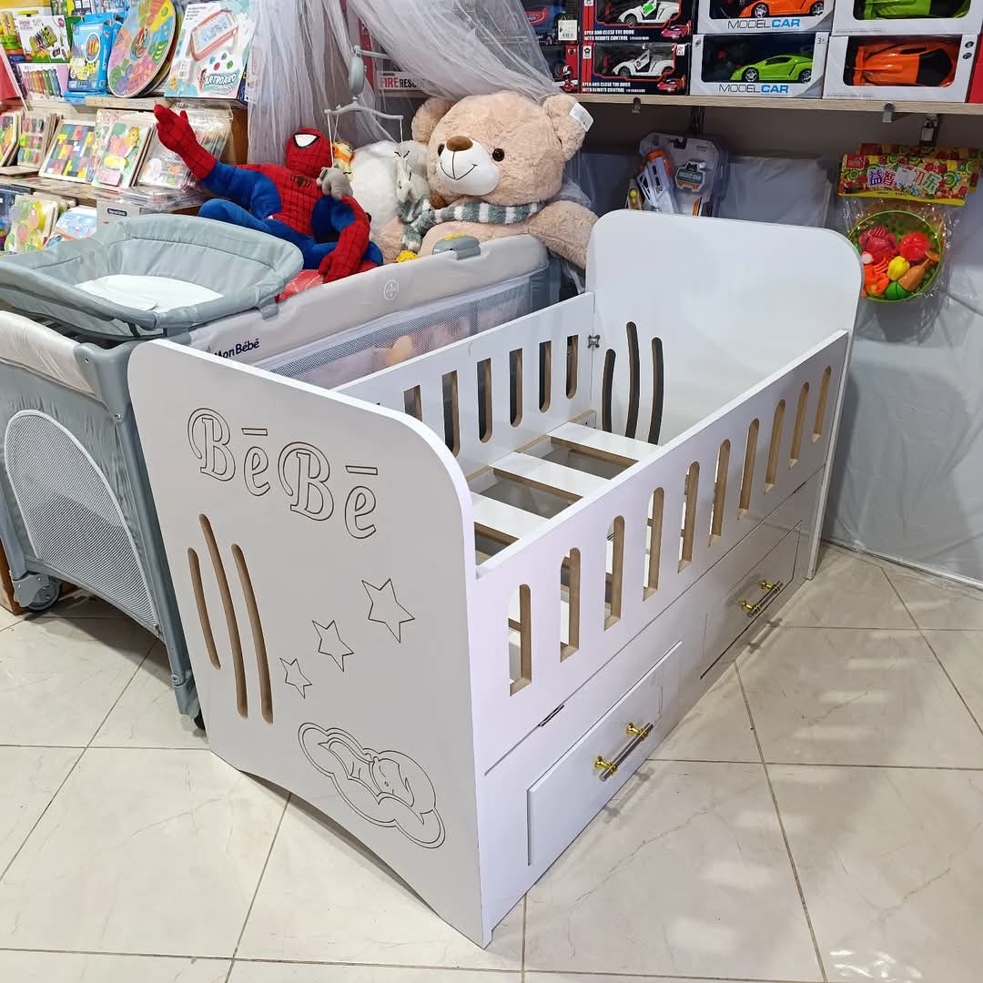 Lit bébé en bois élégant et sécurisé