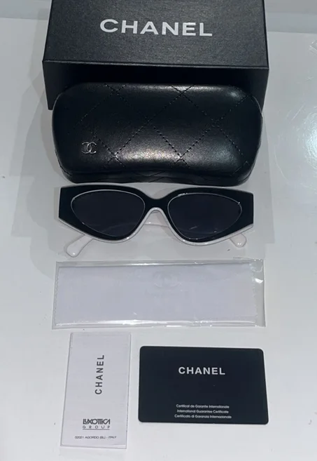Lunettes Chanel noir avec packaging complet + livraison gratuite ✨