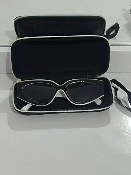 Lunettes Chanel noir avec boîte simple + livraison gratuite ✨