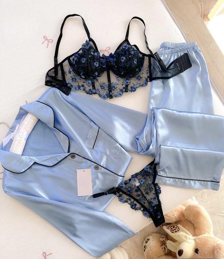 Ensemble de nuit 4 pièces – satin bleu ciel et dentelle florale