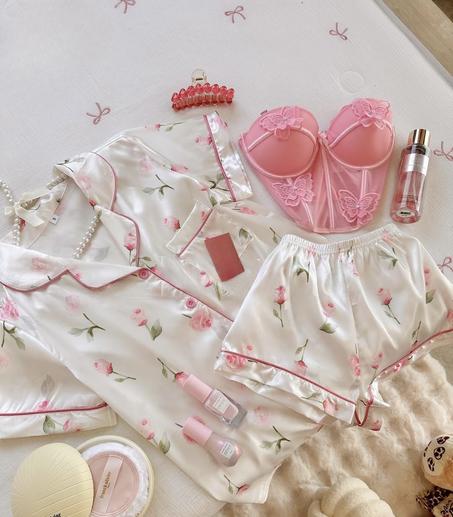 Murmure de rose – ensemble satiné fleuri et délicat