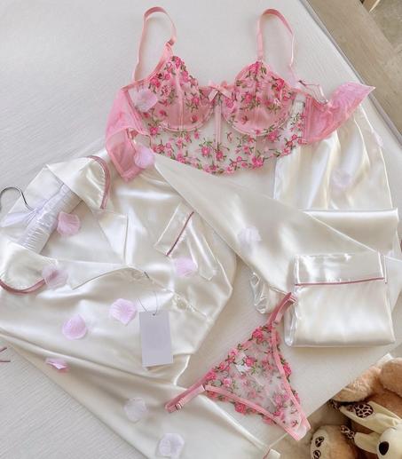 Féminité satinée – ensemble 4 pièces blanc et dentelle rose