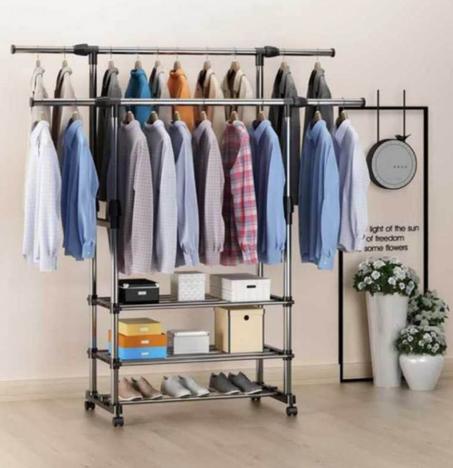 علاقة الملابس بالرفوف