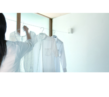 حبل غسيل يعلق على الحائط