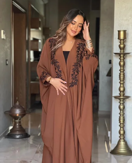 عباية البني المخملي