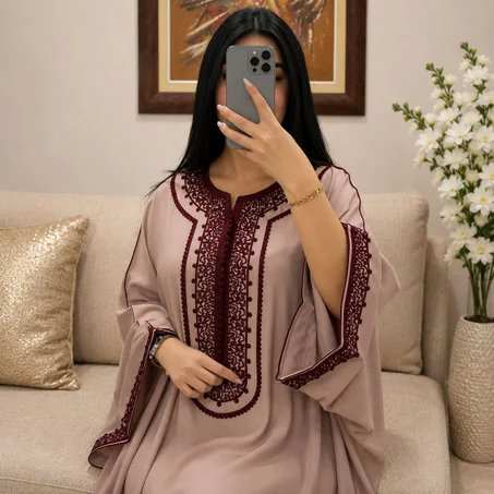 قفطان وردي فاتح راقٍي للمناسبات