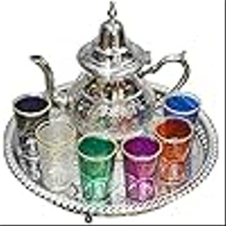 طقم شاي مغربي كامل يتكون من إبريق شاي مصنوع يدويا من النيكل والفضة بالإضافة إلى صينية مطروقة يدويا مع نقوش عرقية بالإضافة إلى 6 أكواب زجاجية مع نقوش تقليدية