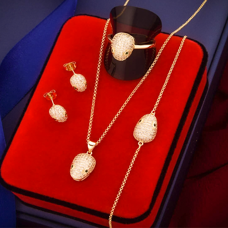 طقم مميز مكون من اقراط وخاتم وسوار وقلادة