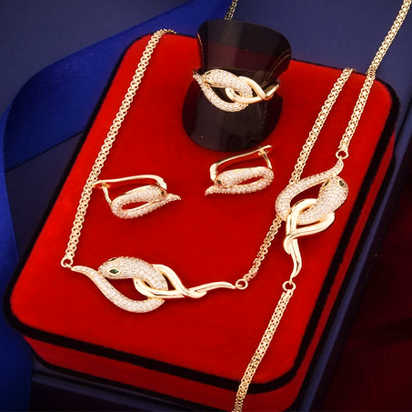 طقم مميز مكون من اقراط وخاتم وسوار وقلادة