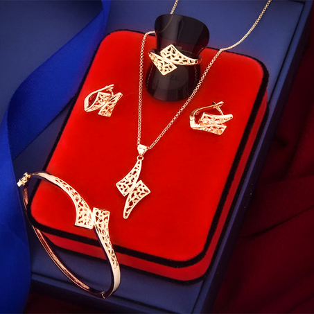 طقم مميز مكون من اقراط وخاتم وسوار وقلادة