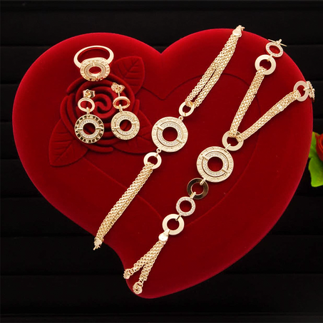 طقم مميز مكون من اقراط وخاتم وسوار وقلادة