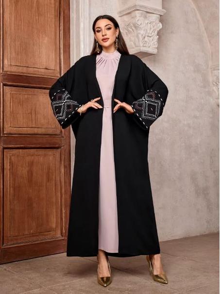 عباية راقية - تصميم يجمع البساطة بالفخامة