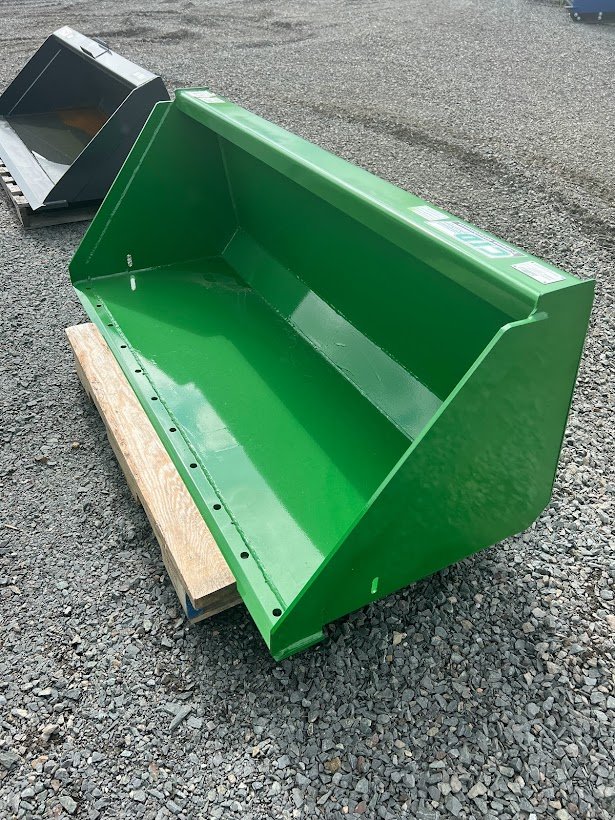 120R Loader + 1350 mm (53 in.) quick-change materials bucket