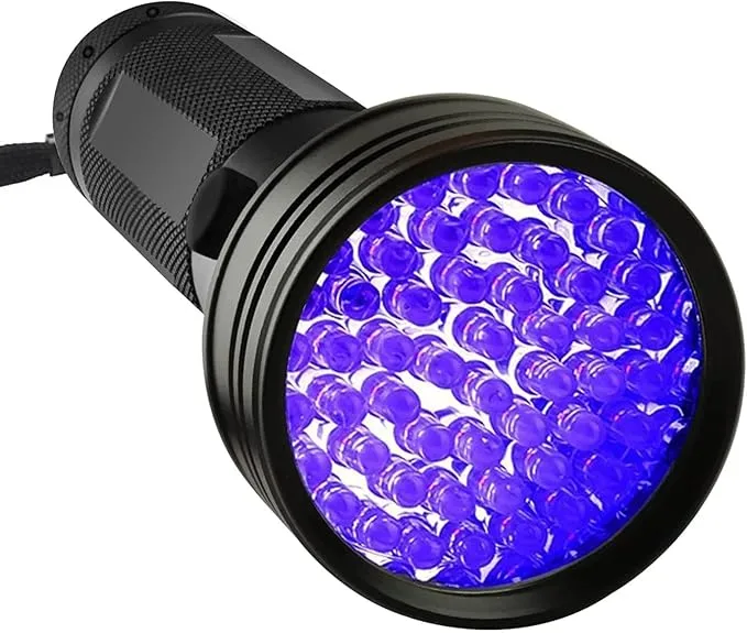 مصباح يدوي يعمل بالأشعة فوق البنفسجية، مزوّد بـ 51 مصباح LED بطول موجي 395 نانومتر.