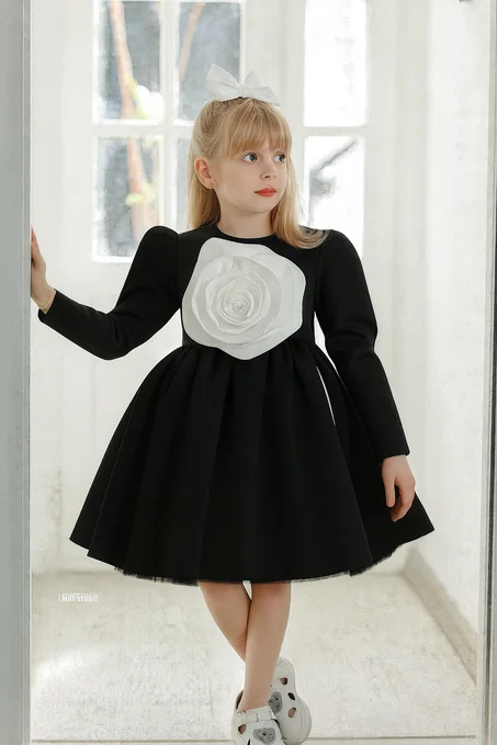 الورد دائمًا يصنع لحظة حبّ جديدة 💖💖