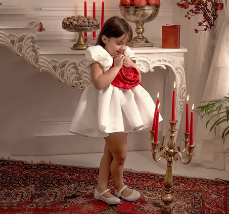 🌸 فستان يزهر جمالها بكل خطوة