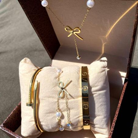 colier avec 3 Bracelets