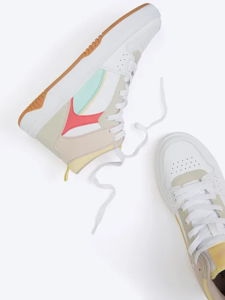 HIGH-TOP STREET-STYLE SNEAKERS