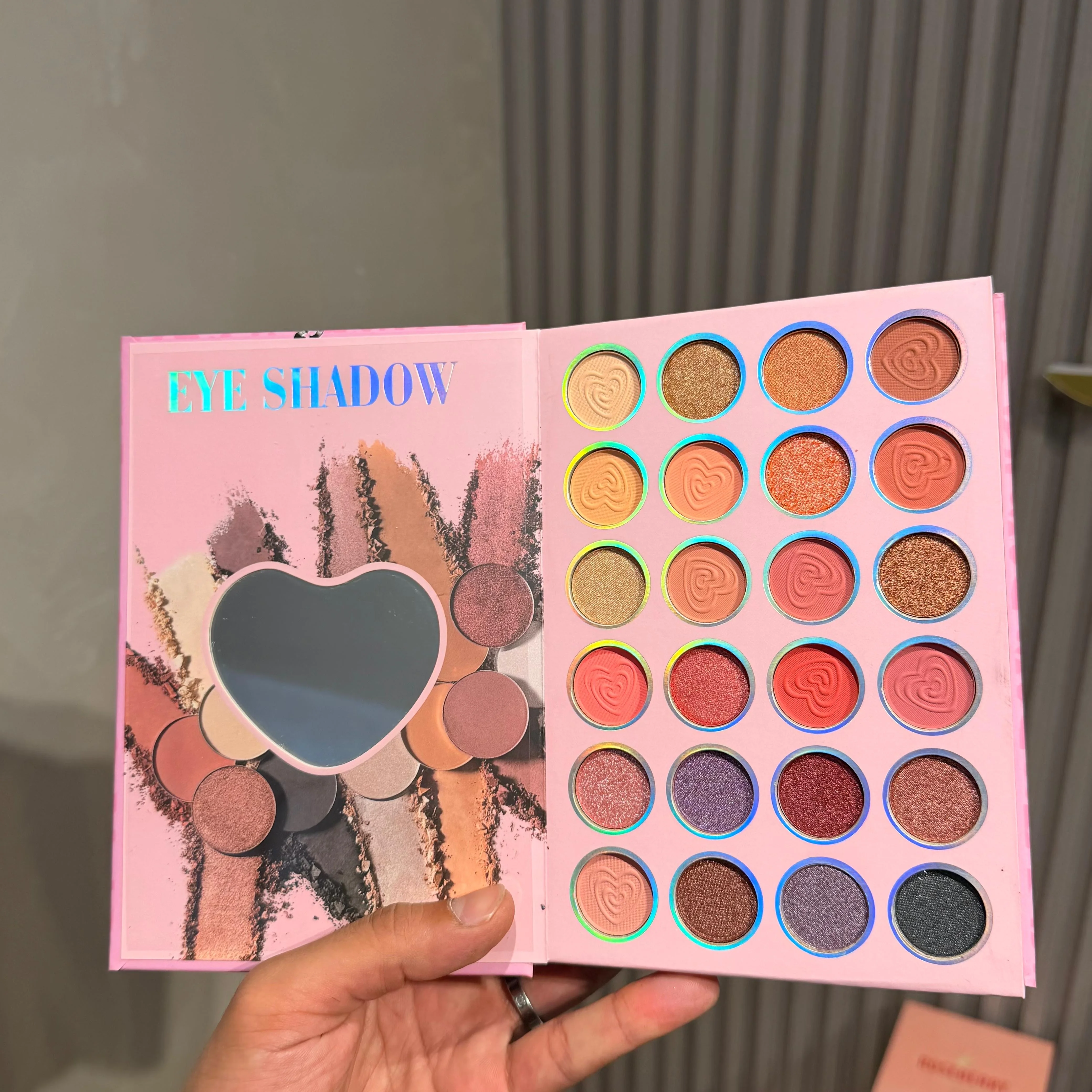 IGOODCO Book-Shaped Multi-Function Makeup Paletteلوحة مكياج متعددة الوظائف من إقودكو بتصميم على شكل كتاب