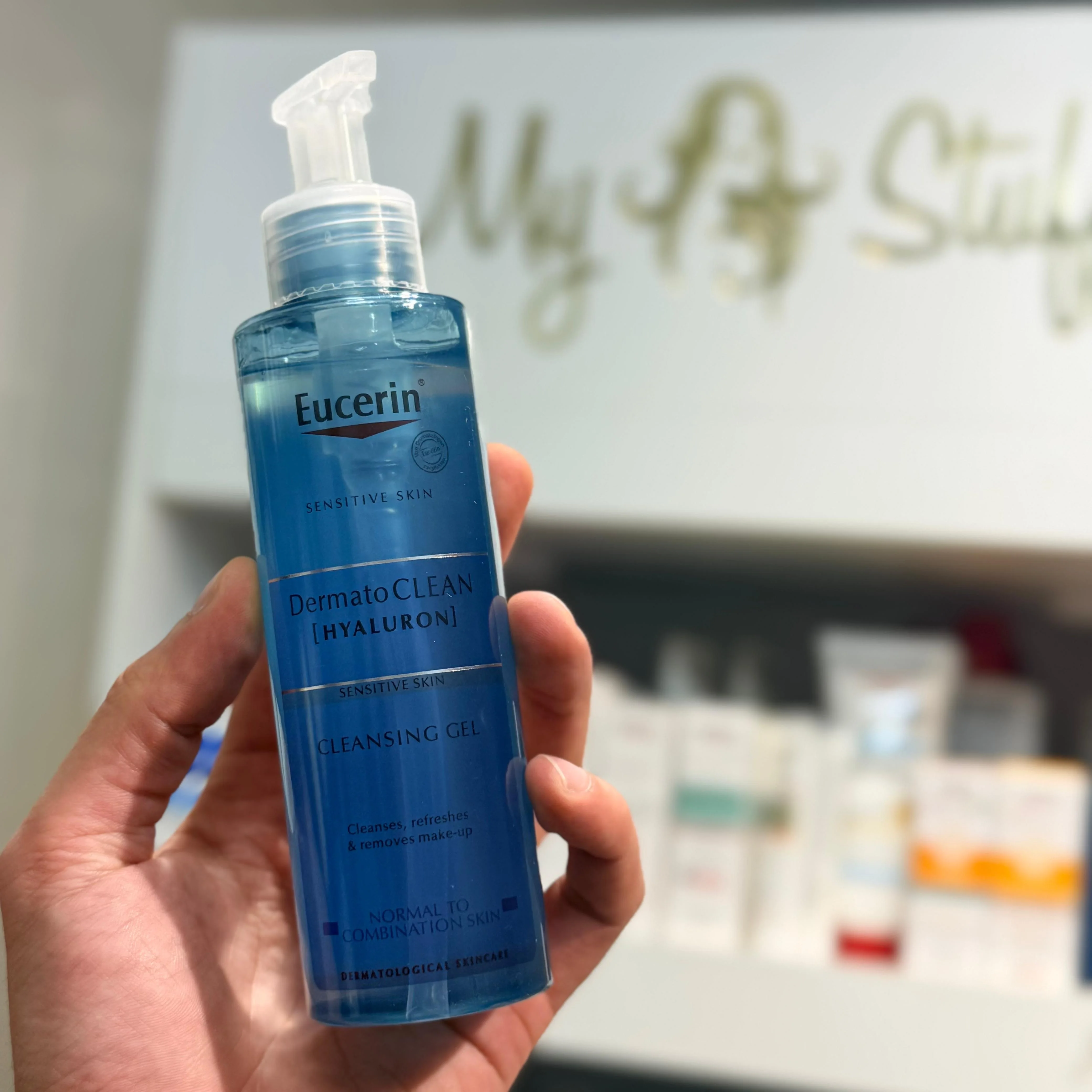 جل التنظيف ديرماتوكلين هيالورون للبشرة الحساسة من يوسيرين – 200ملEucerin Dermaclean Hyaluron Cleansing Gel for Sensitive Skin – 200ml