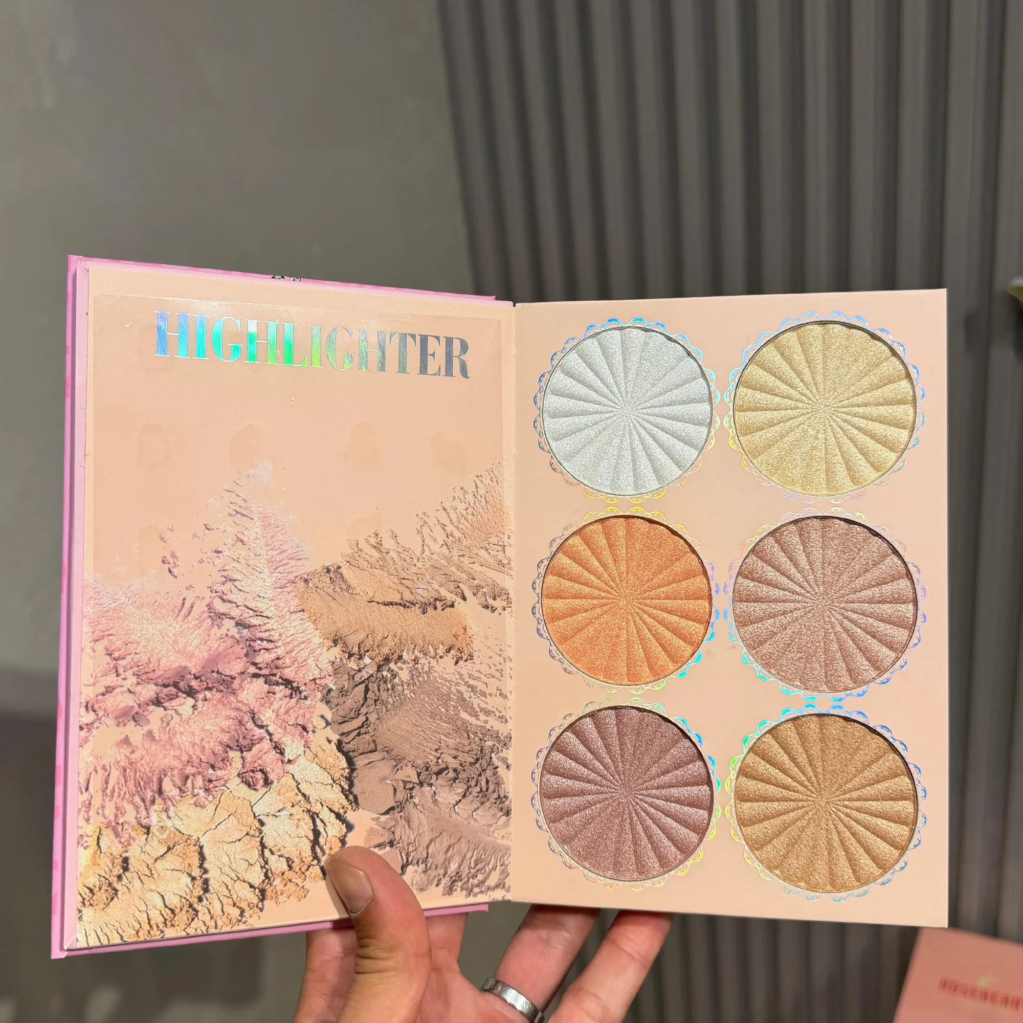 IGOODCO Book-Shaped Multi-Function Makeup Paletteلوحة مكياج متعددة الوظائف من إقودكو بتصميم على شكل كتاب