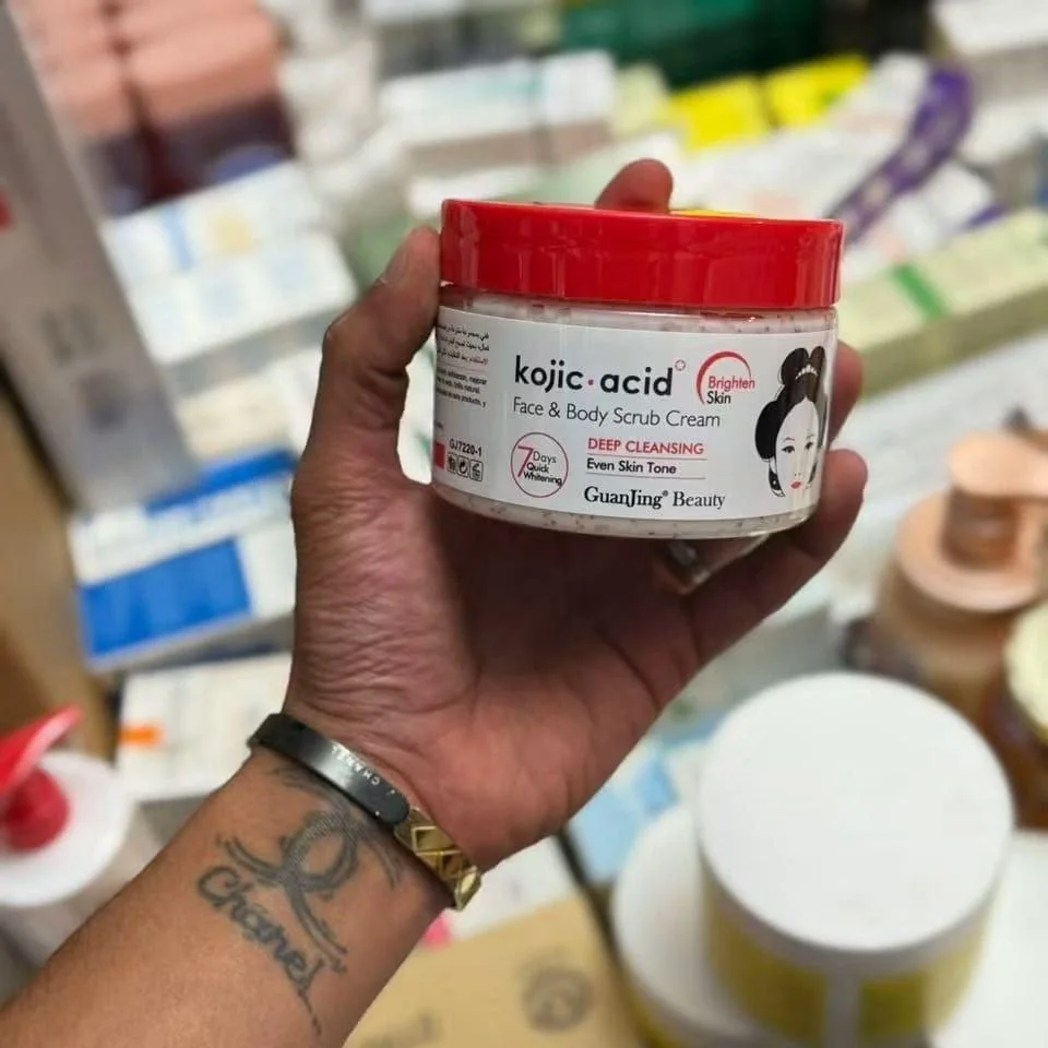 GuanJing Beauty Kojic Acid Face & Body Scrub Cream (Deep Cleansing – Even Skin Tone, 7 Days Quick Whitening) – غوانجينغ بيوتي، كريم مقشر للوجه والجسم بحمض الكوجيك (تنظيف عميق - توحيد لون البش