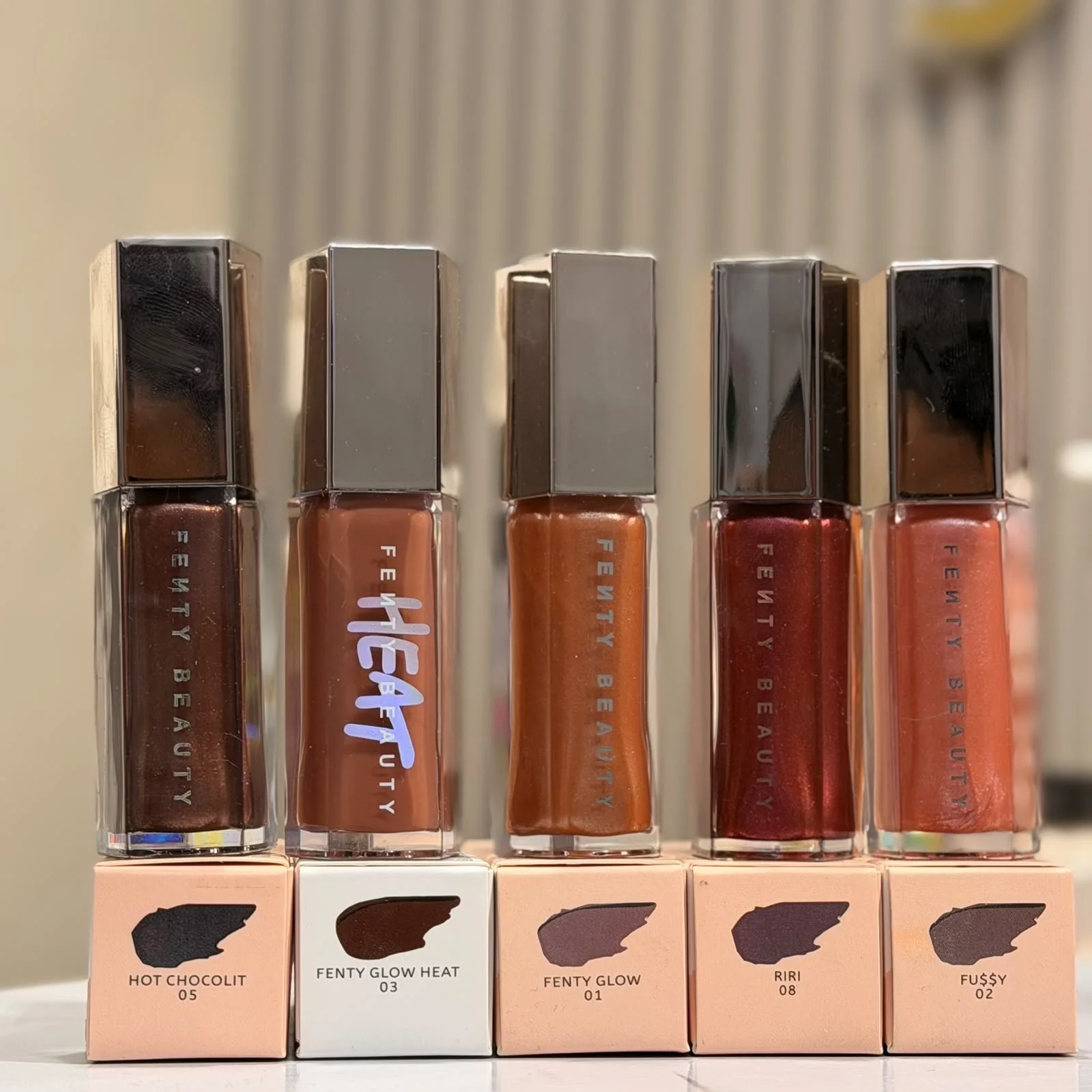 Fenty Beauty Gloss Bomb Universal Lip Luminizerفنتي بيوتي جلوس بومب ملمّع الشفاه العالمي