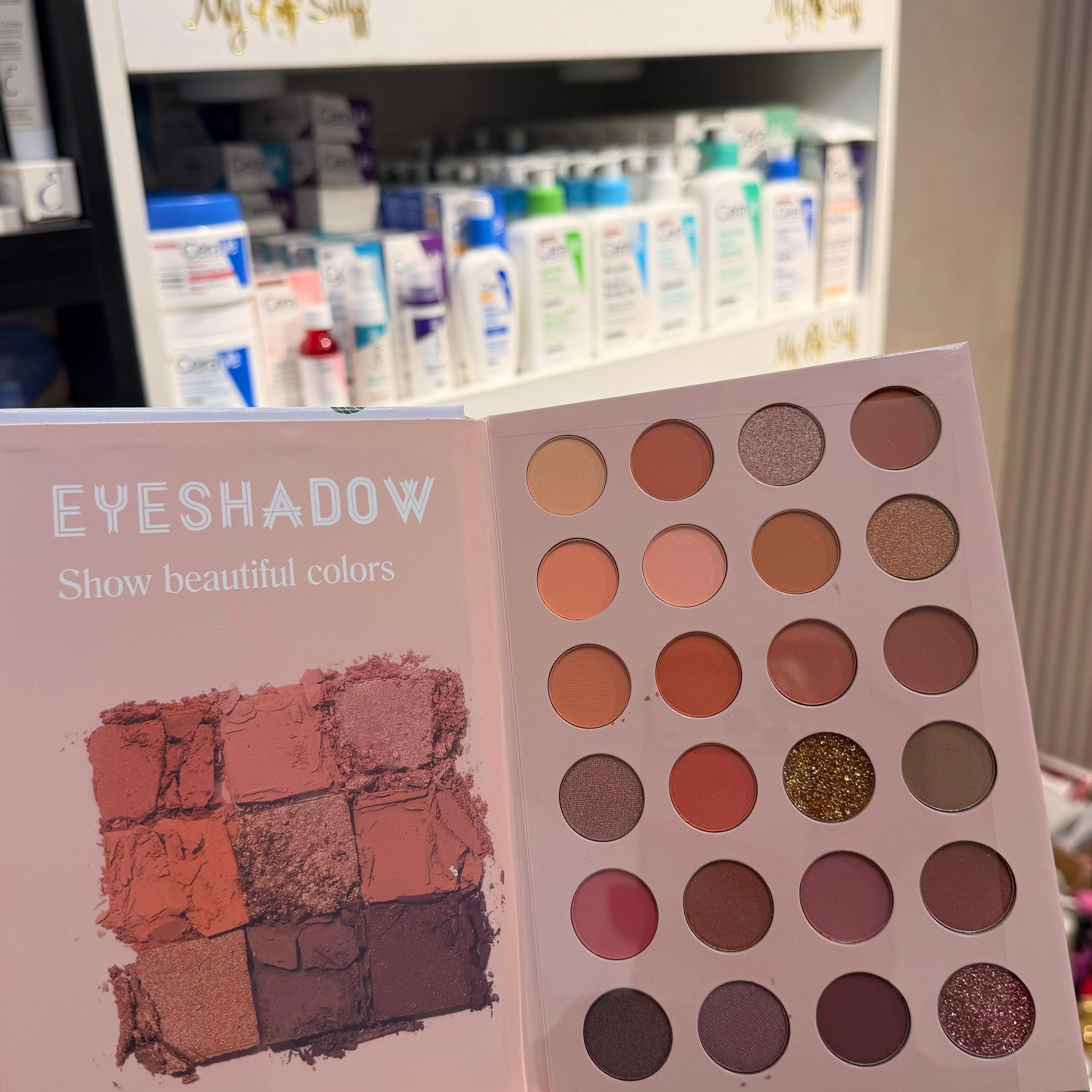 multi-layer makeup palette designed like a notebook from Diamond Beautyلوحة مكياج متعددة الطبقات بتصميم يشبه دفتر الملاحظات من 