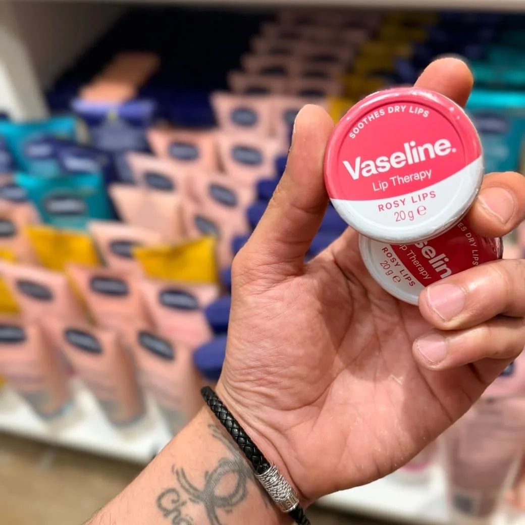 مرطب ومعالج الشفاه فازلين ليب ثيرابي وردي للشفاه Vaseline Lip Therapy Rosy Lips Tin