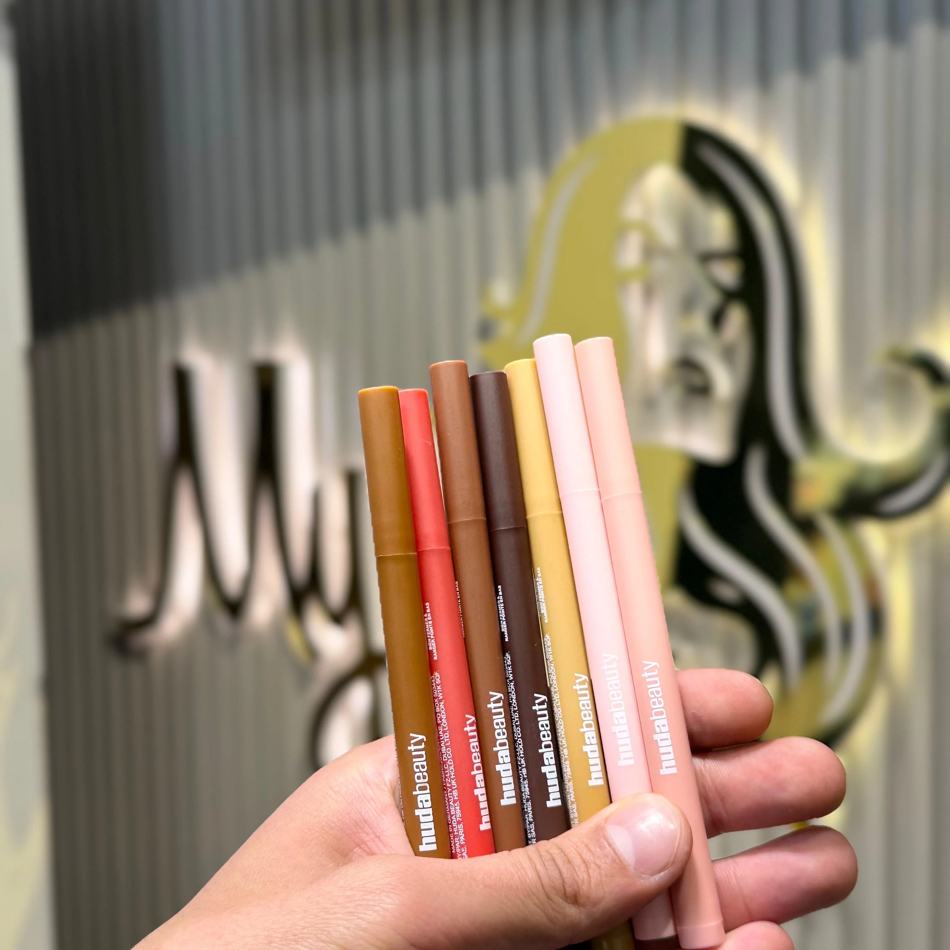 LIP CONTOUR STAIN HUDABAEUTY محدد شفاه هدى بيوتي