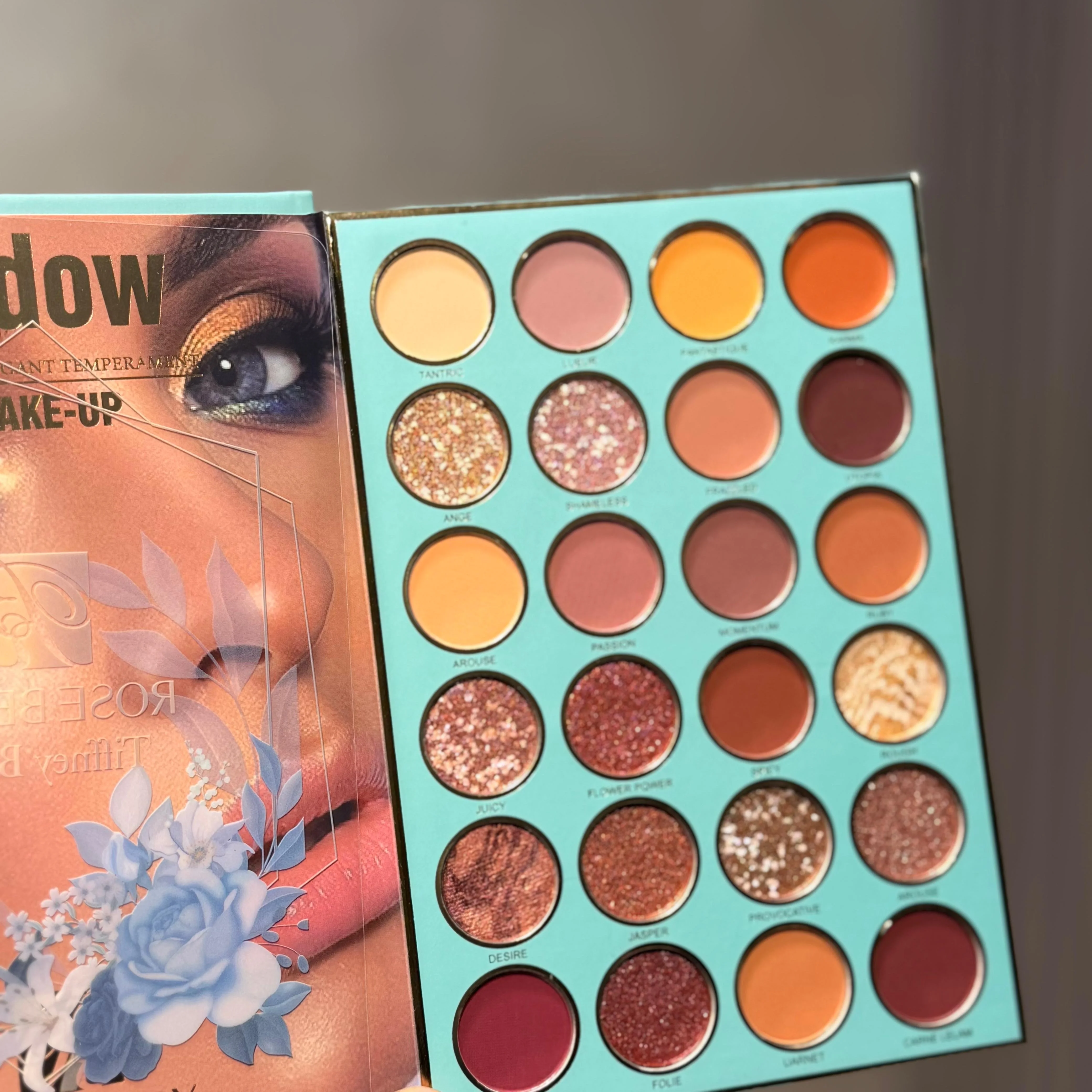 Rose Berry Tiffany Blue makeup book paletteلوحة ألوان مكياج روز بيري تيفاني بلو
