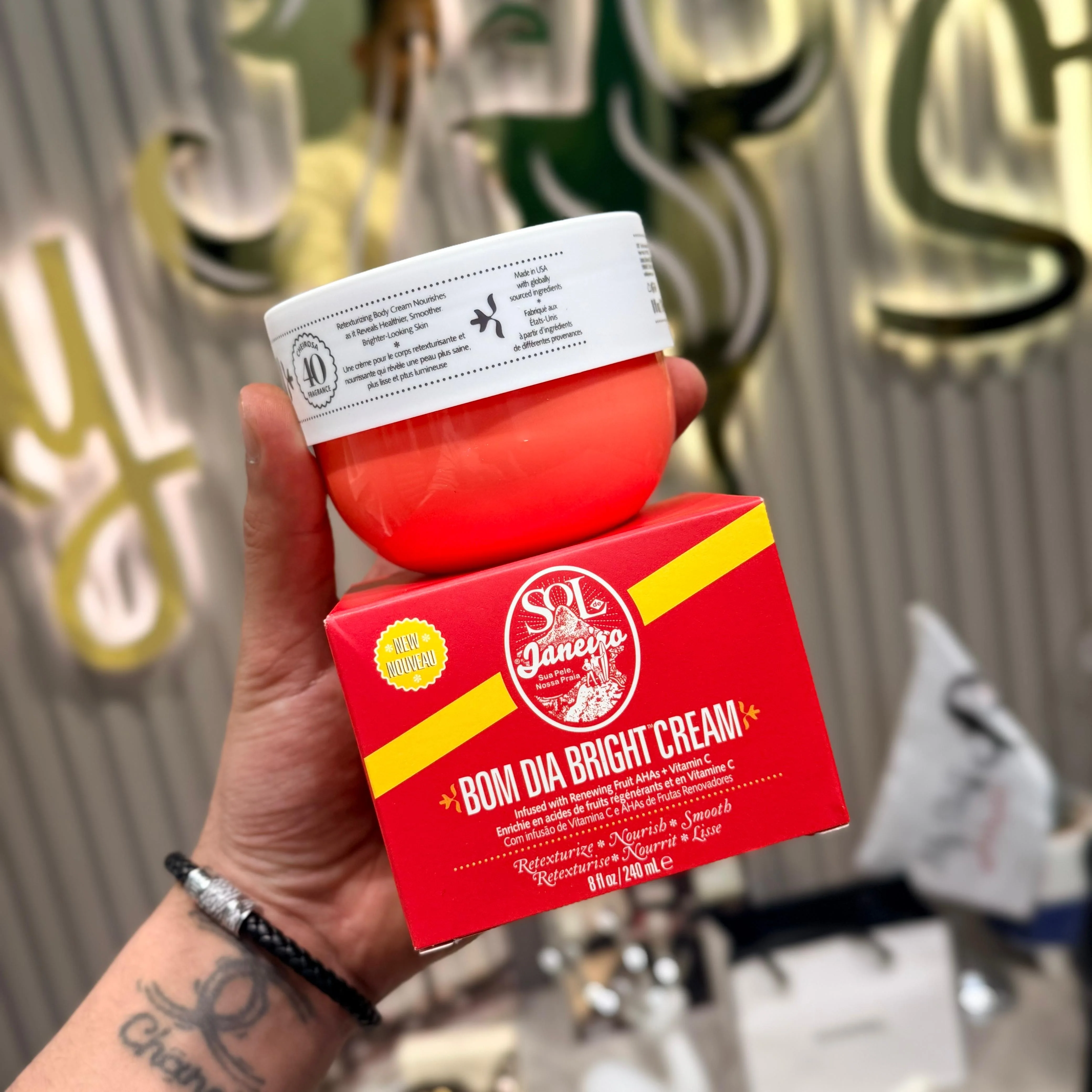 Sol de Janeiro Visibly Brightening and Smoothing Bom DiaAHA Body Creamكريم الجسم سول دي جانيرو، لتفتيح وتنعيم البشرة بشكل ملحوظكريم الجسم بحمض ألفا هيدروكسي