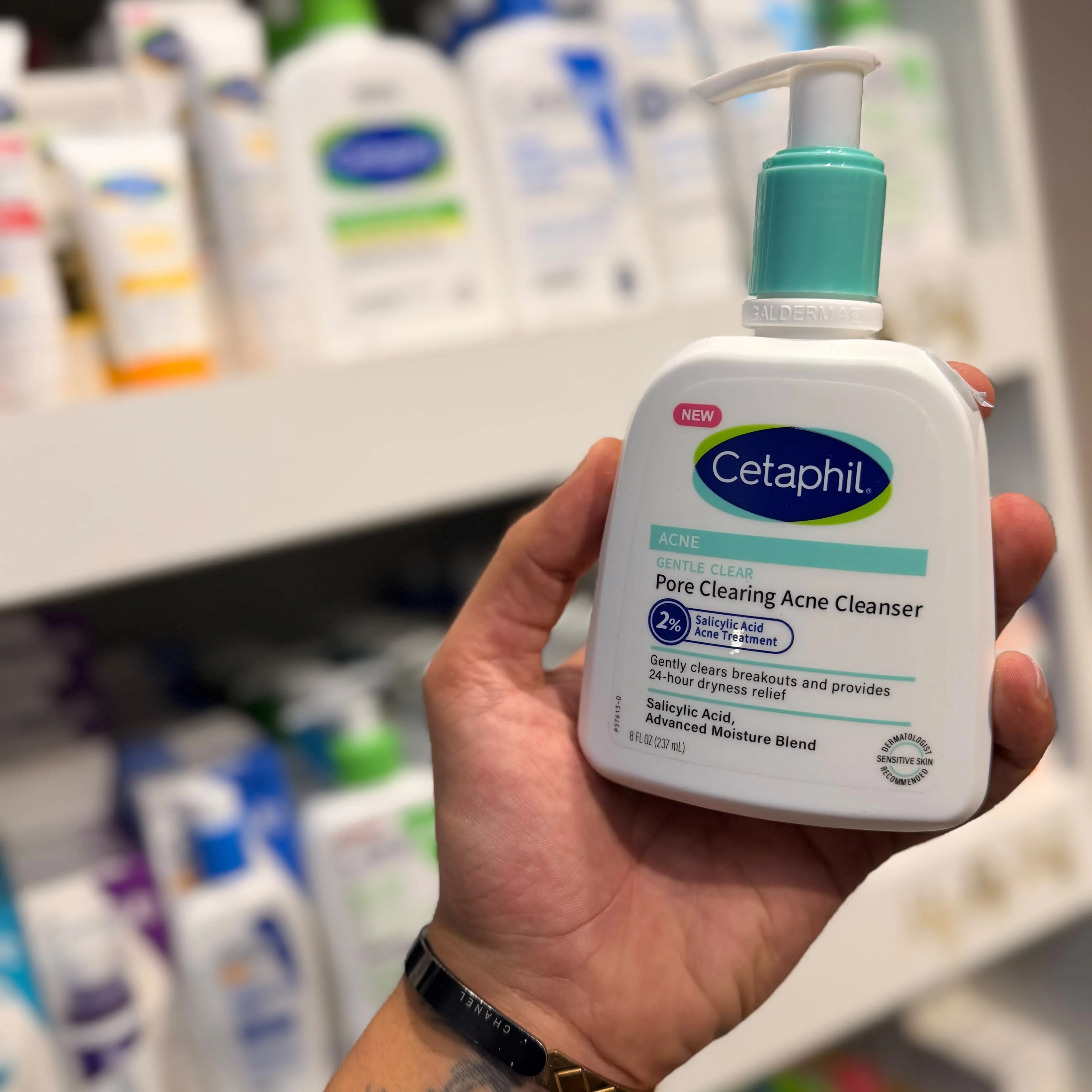 غسول الوجه الرغوي اللطيف من سيتافيل لعلاج حب الشباب، ٢٪ حمض الساليسيليك 236ملCetaphil Gentle Clear Pore Clearing Acne Cleanser with 2% Salicylic Acid