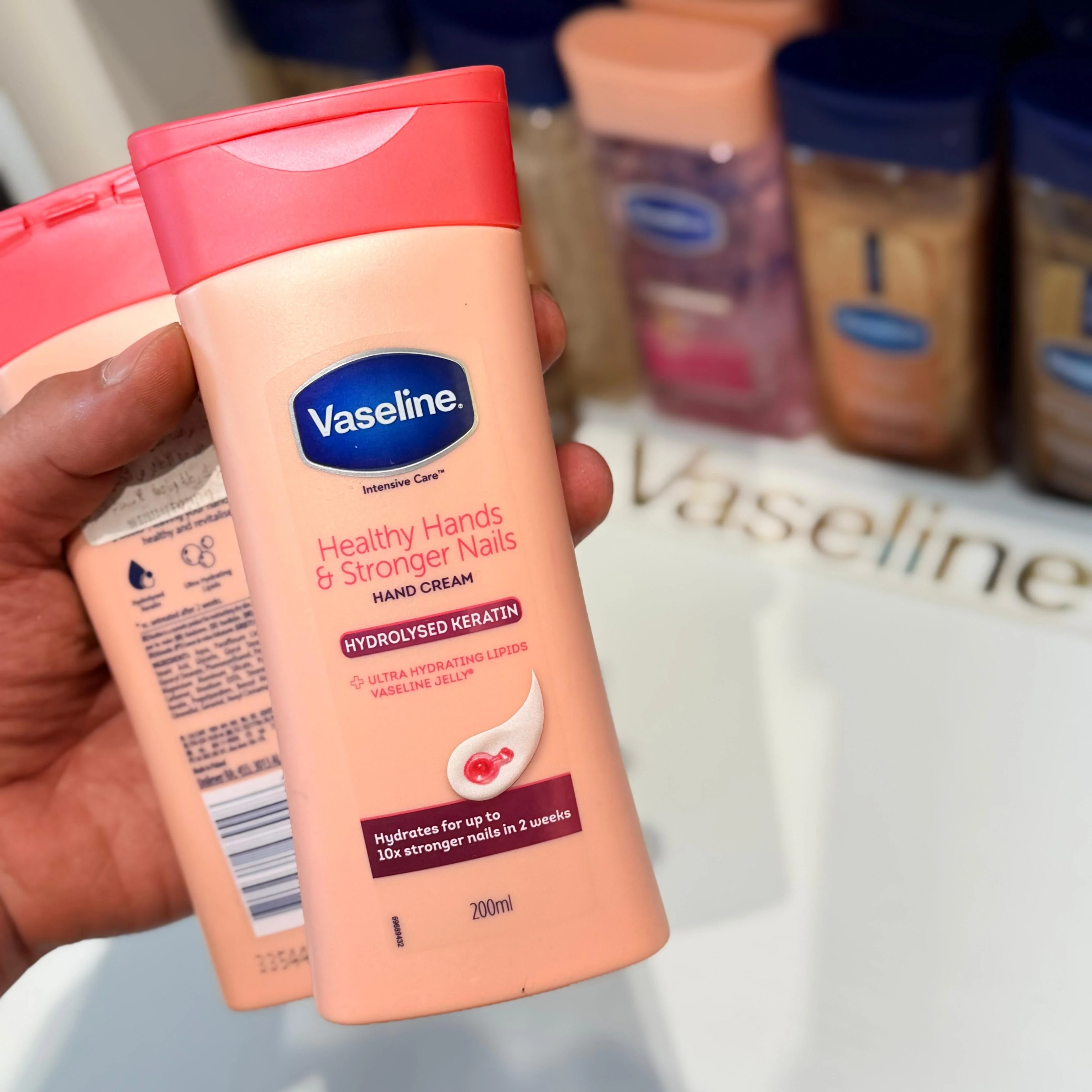 كريم اليدين والأظافر فازلين إنتنسيف كير بالكيراتين المائي (حجم 200 مل) Vaseline Intensive Care Healthy Hands & Stronger Nails Hand Cream with Keratin (200ml)