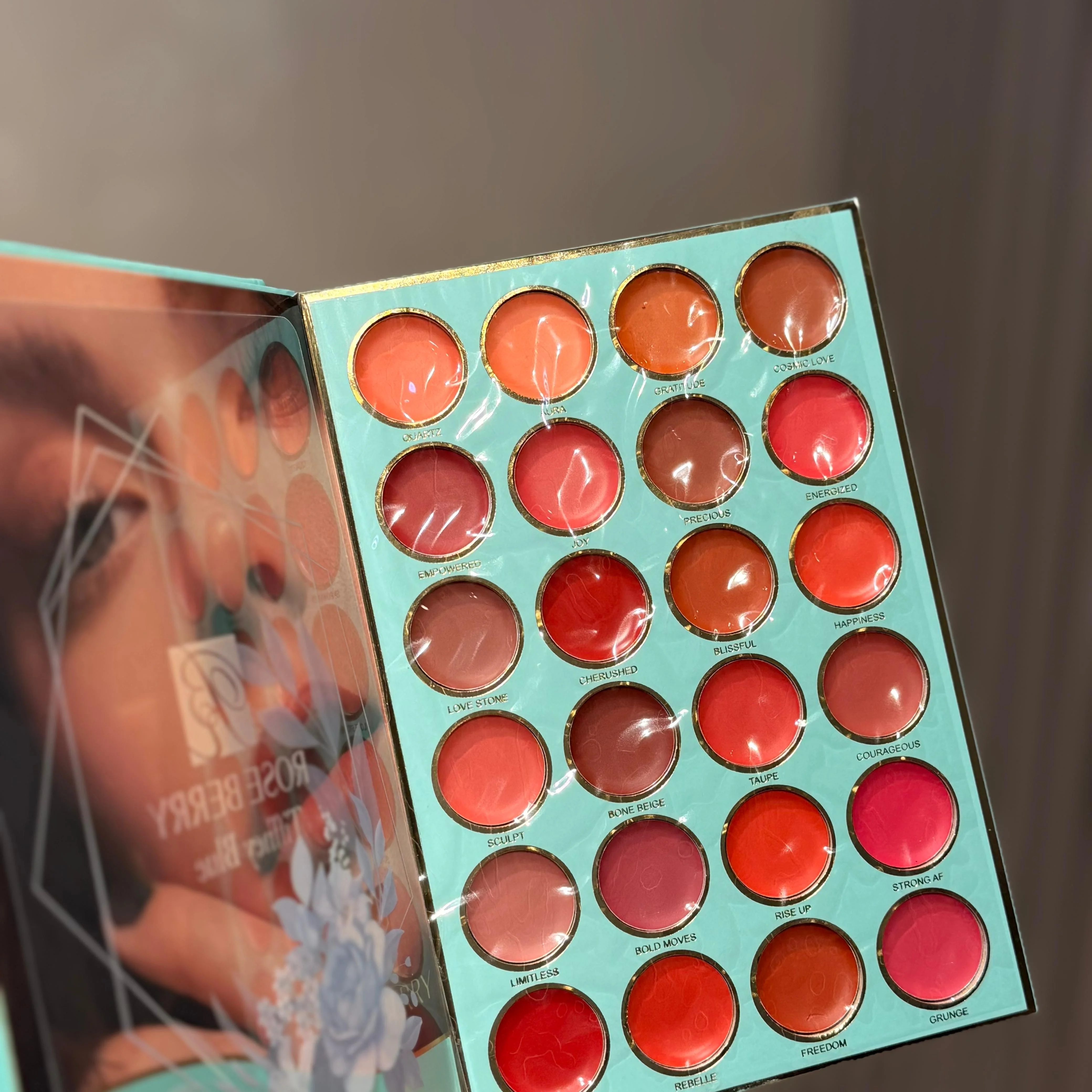Rose Berry Tiffany Blue makeup book paletteلوحة ألوان مكياج روز بيري تيفاني بلو