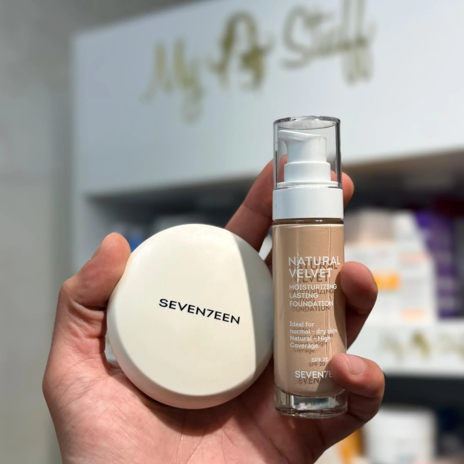 Seven7een NATURAL SILKY COMPACT POWDER SPF15بودرة مضغوطة طبيعية بملمس حريري ومعامل حماية ١٥ إس بي أف